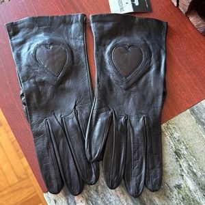 NWT MOSCHINO Leather Gloves with heart Logo. s 8.Lining 100% Silk.Made in Italy.